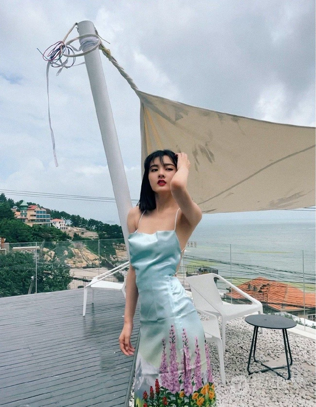 宋祖儿心苹果图案T恤搭配浅蓝色牛仔短裤甜美可爱写真图片