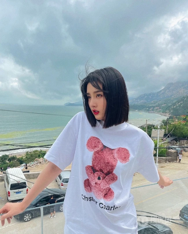 宋祖儿心苹果图案T恤搭配浅蓝色牛仔短裤甜美可爱写真图片