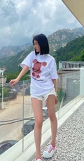宋祖儿心苹果图案T恤搭配浅蓝色牛仔短裤甜美可爱写真图片