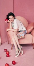 宋祖儿心苹果图案T恤搭配浅蓝色牛仔短裤甜美可爱写真图片
