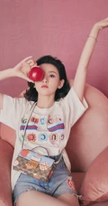 宋祖儿心苹果图案T恤搭配浅蓝色牛仔短裤甜美可爱写真图片