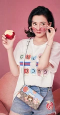 宋祖儿心苹果图案T恤搭配浅蓝色牛仔短裤甜美可爱写真图片