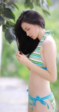 泳池边，柿子树下的气质浅粉牛奶肌少女条纹泳装家居服清新甜美写真