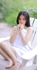 泳池边，柿子树下的气质浅粉牛奶肌少女条纹泳装家居服清新甜美写真