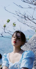 杨超越甜美可人户外林木间，海边清新清新写真图片