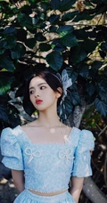 杨超越甜美可人户外林木间，海边清新清新写真图片