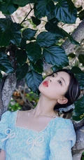 杨超越甜美可人户外林木间，海边清新清新写真图片