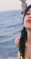 杨超越甜美可人户外林木间，海边清新清新写真图片