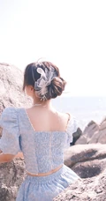 杨超越甜美可人户外林木间，海边清新清新写真图片