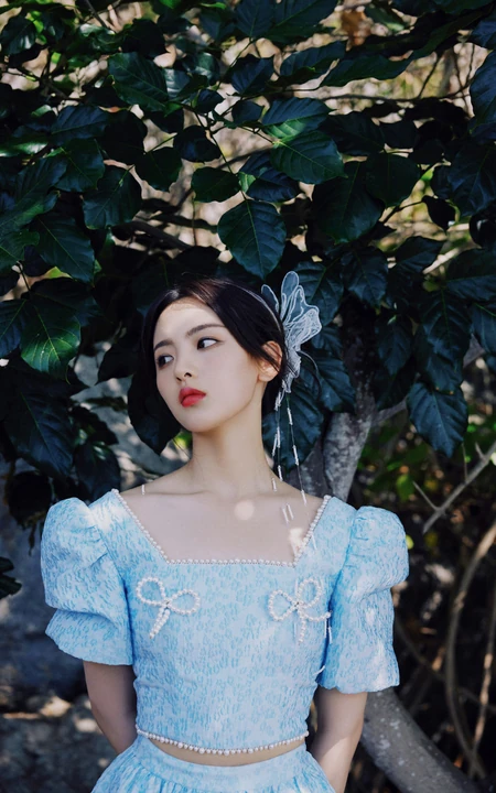 杨超越甜美可人户外林木间，海边清新清新写真图片