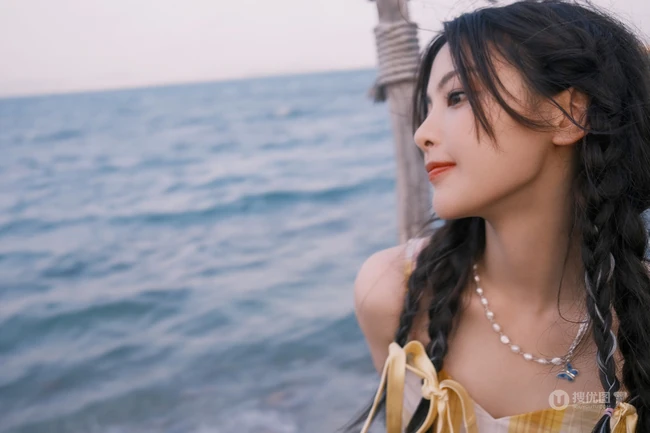 杨超越甜美可人户外林木间，海边清新清新写真图片