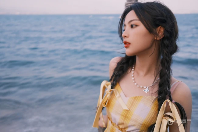 杨超越甜美可人户外林木间，海边清新清新写真图片