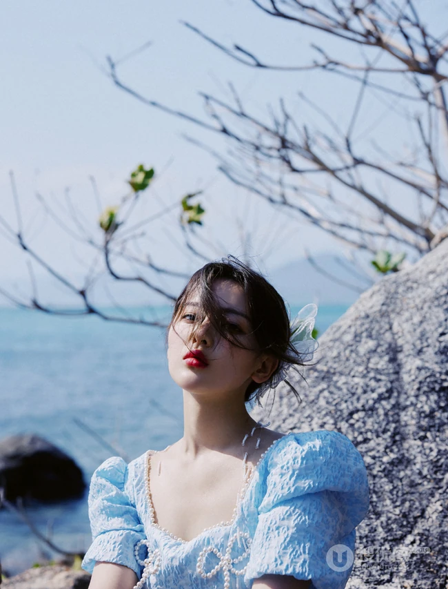 杨超越甜美可人户外林木间，海边清新清新写真图片