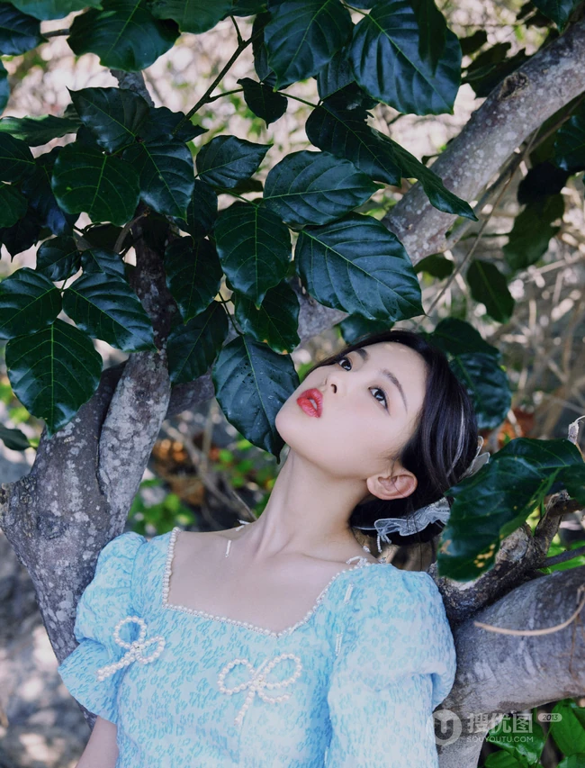 杨超越甜美可人户外林木间，海边清新清新写真图片