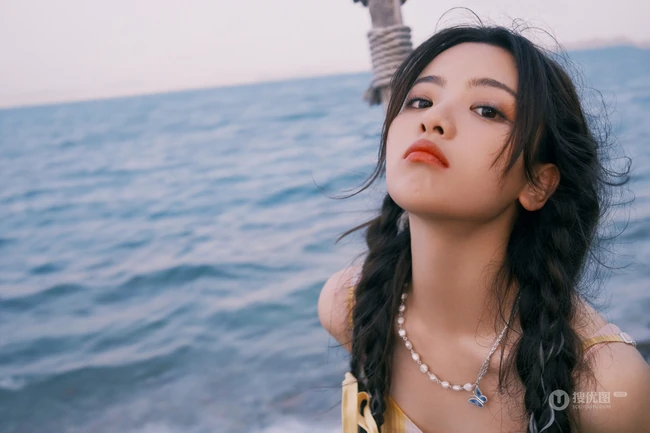 杨超越甜美可人户外林木间，海边清新清新写真图片