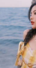 杨超越甜美可人户外林木间，海边清新清新写真图片