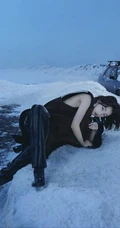 周冬雨化身雪中精灵，着各类时尚服饰在雪地中，展柔韧身姿杂志写真照