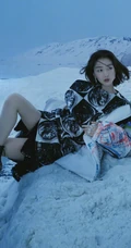 周冬雨化身雪中精灵，着各类时尚服饰在雪地中，展柔韧身姿杂志写真照