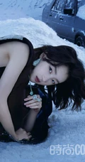 周冬雨化身雪中精灵，着各类时尚服饰在雪地中，展柔韧身姿杂志写真照