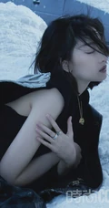 周冬雨化身雪中精灵，着各类时尚服饰在雪地中，展柔韧身姿杂志写真照