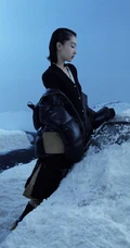 周冬雨化身雪中精灵，着各类时尚服饰在雪地中，展柔韧身姿杂志写真照