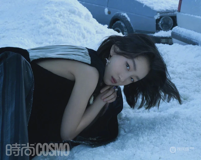 周冬雨化身雪中精灵，着各类时尚服饰在雪地中，展柔韧身姿杂志写真照