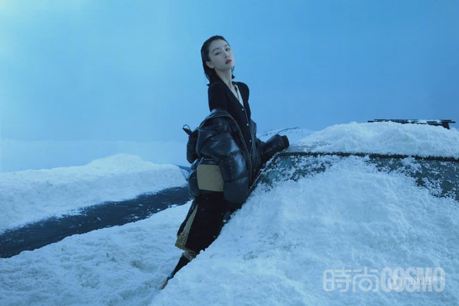 周冬雨化身雪中精灵，着各类时尚服饰在雪地中，展柔韧身姿杂志写真照