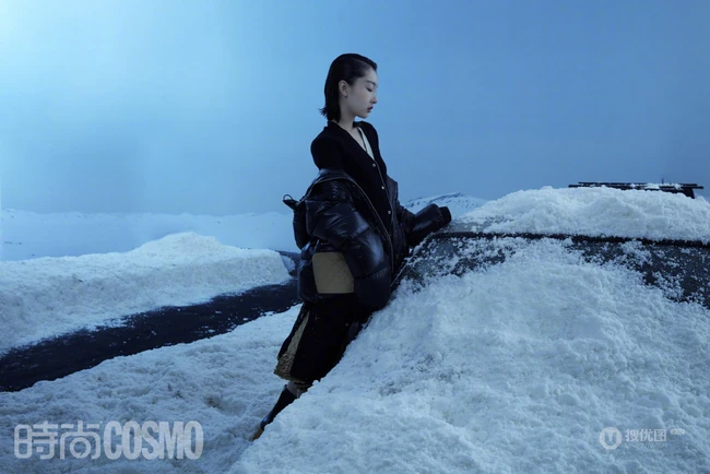 周冬雨化身雪中精灵，着各类时尚服饰在雪地中，展柔韧身姿杂志写真照
