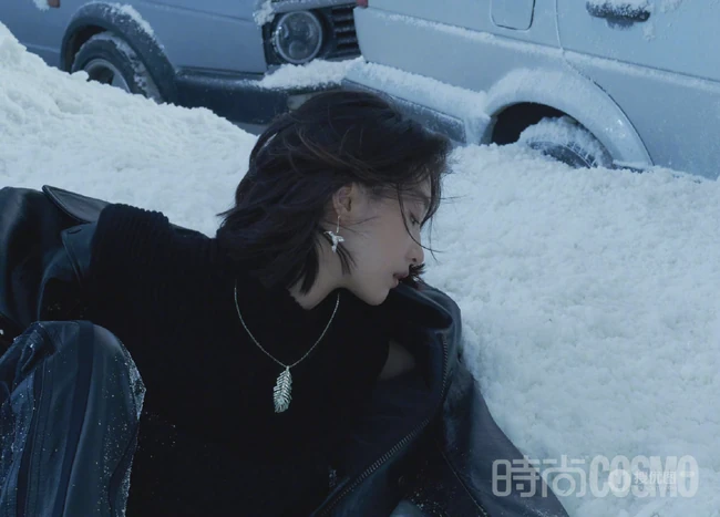 周冬雨化身雪中精灵，着各类时尚服饰在雪地中，展柔韧身姿杂志写真照