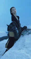 周冬雨化身雪中精灵，着各类时尚服饰在雪地中，展柔韧身姿杂志写真照