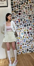 欧阳娜娜清爽可爱短发发型搭配肩带条纹背心短裙涂鸦墙前写真美照