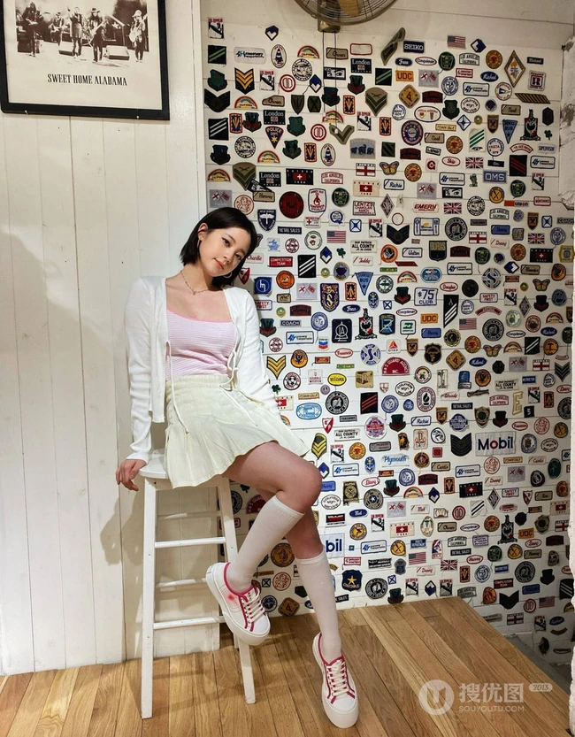 欧阳娜娜清爽可爱短发发型搭配肩带条纹背心短裙涂鸦墙前写真美照