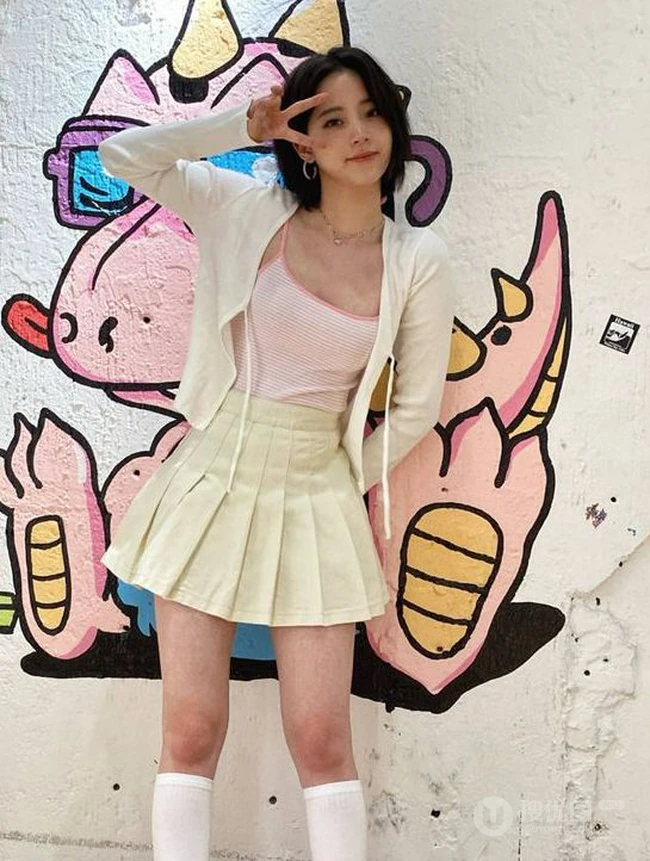 欧阳娜娜清爽可爱短发发型搭配肩带条纹背心短裙涂鸦墙前写真美照