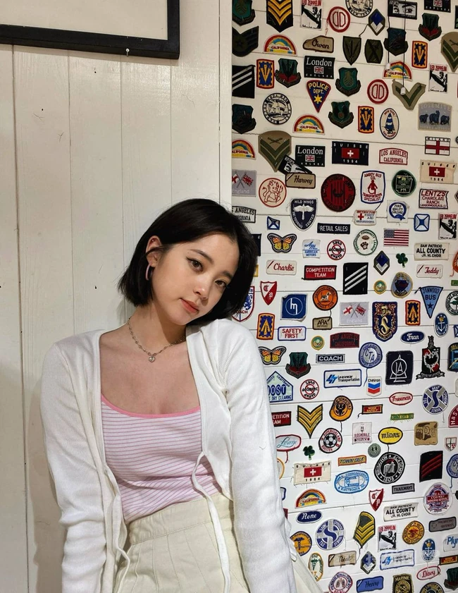 欧阳娜娜清爽可爱短发发型搭配肩带条纹背心短裙涂鸦墙前写真美照