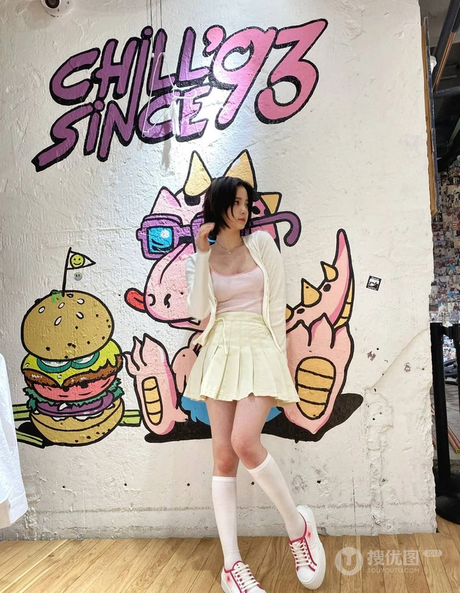 欧阳娜娜清爽可爱短发发型搭配肩带条纹背心短裙涂鸦墙前写真美照