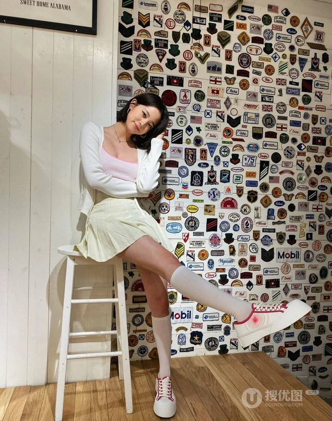 欧阳娜娜清爽可爱短发发型搭配肩带条纹背心短裙涂鸦墙前写真美照