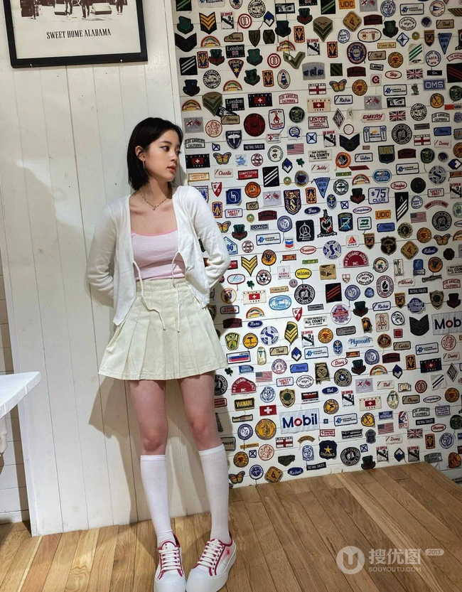 欧阳娜娜清爽可爱短发发型搭配肩带条纹背心短裙涂鸦墙前写真美照
