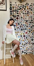 欧阳娜娜清爽可爱短发发型搭配肩带条纹背心短裙涂鸦墙前写真美照