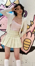欧阳娜娜清爽可爱短发发型搭配肩带条纹背心短裙涂鸦墙前写真美照
