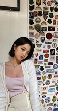 欧阳娜娜清爽可爱短发发型搭配肩带条纹背心短裙涂鸦墙前写真美照