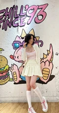 欧阳娜娜清爽可爱短发发型搭配肩带条纹背心短裙涂鸦墙前写真美照