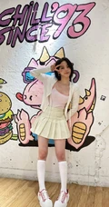 欧阳娜娜清爽可爱短发发型搭配肩带条纹背心短裙涂鸦墙前写真美照