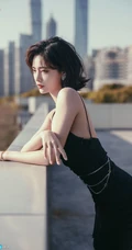 许佳琪性感短发搭配吊带黑裙展现凹凸有致妖娆身材户外写真手机壁纸图片