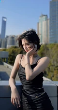 许佳琪性感短发搭配吊带黑裙展现凹凸有致妖娆身材户外写真手机壁纸图片