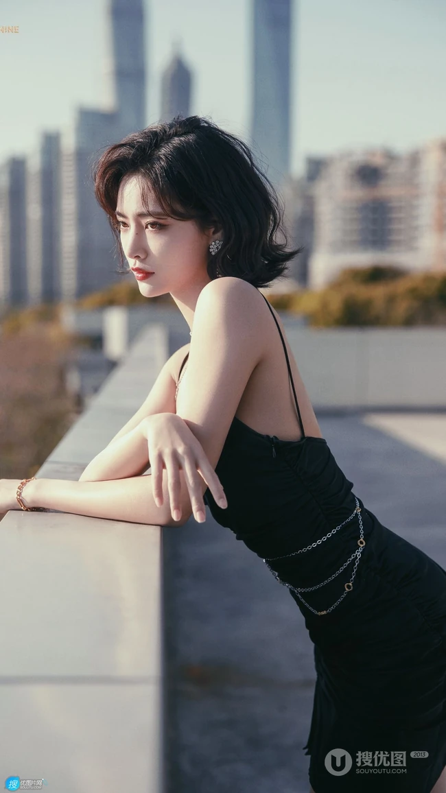 许佳琪性感短发搭配吊带黑裙展现凹凸有致妖娆身材户外写真手机壁纸图片