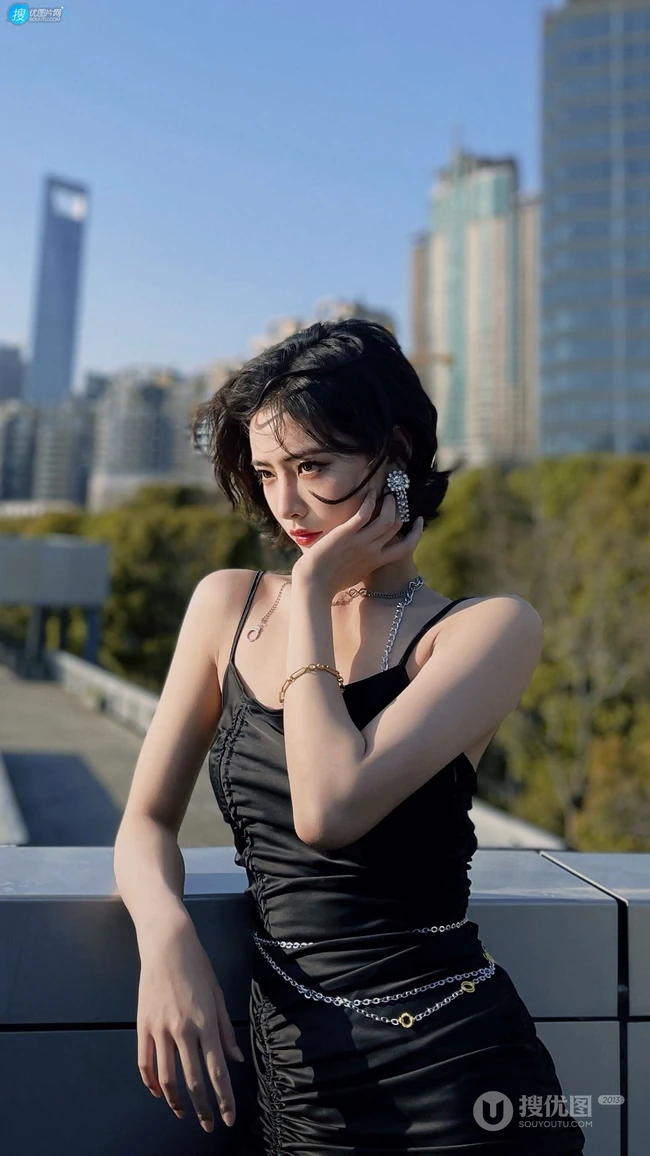 许佳琪性感短发搭配吊带黑裙展现凹凸有致妖娆身材户外写真手机壁纸图片