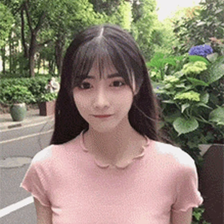 在路边随意跳舞的超可爱甜美粉衣女生GIF动态图片