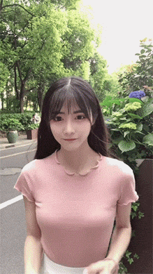 在路边随意跳舞的超可爱甜美粉衣女生GIF动态图片