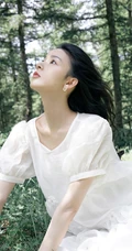 陈瑶初秋森系写真，着清新简约白裙，感受户外秋日的微凉