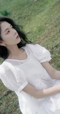 陈瑶初秋森系写真，着清新简约白裙，感受户外秋日的微凉
